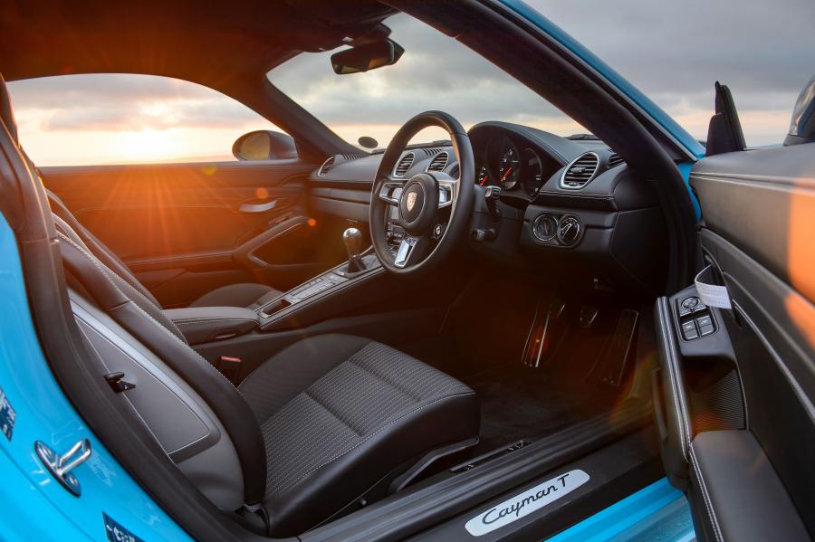 Интерьер Porsche 718 Cayman T (982C) 2019 года  (UK) (фото 37 из 40)